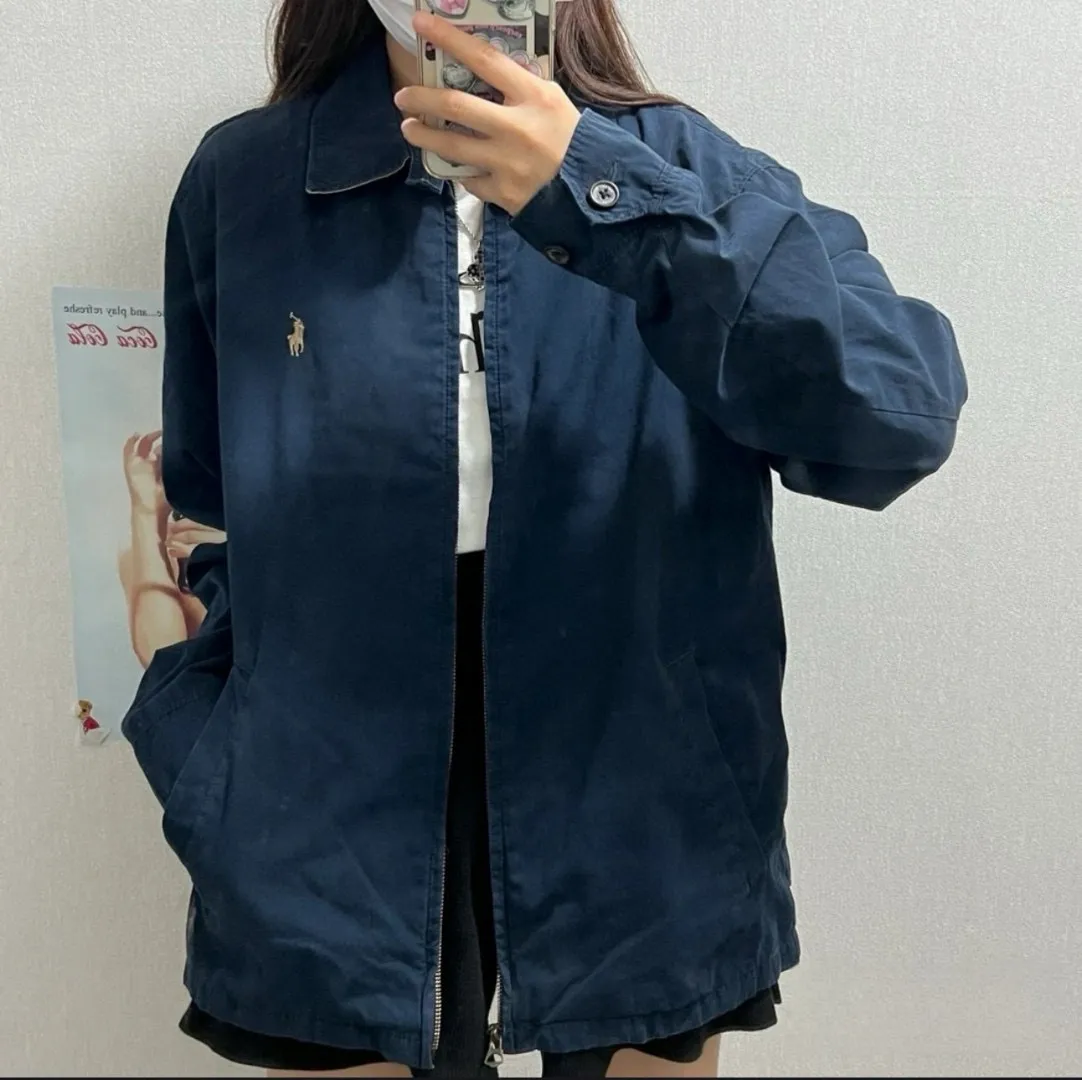 P300 model number: G317 Ralph Lauren's new 24ss classic embroidered logo lapel executive zipper jacket for both men and women. 1️⃣Selected from high-quality original developed pure cotton fabric, with customized plaid lining inside, the overall wear effect is very soft and comfortable. 2️⃣The workmanship details are perfectly controlled, with exquisite small logo embroidery on the chest, and the unique design style of splicing technology is used on the dropped shoulders to highlight your personality! The version is simple but not simple! 3️⃣ Complete with tag accessories, unisex design, and a very versatile jacket for men and women!  Color: black, navy blue, khaki Size: S, M, L, XL